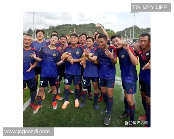 足球明星化身路人惊喜现身街头引发粉丝狂欢视频曝光