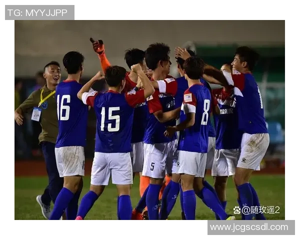 闪电袭击赛场足球比赛中的意外瞬间与运动员的勇敢反应